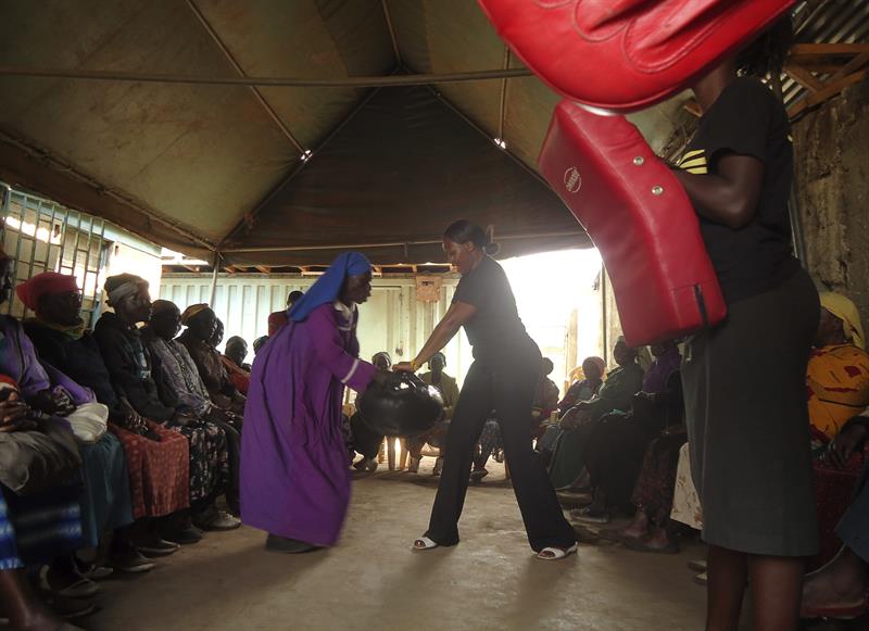 Las abuelas que aprenden defensa personal en Kenia