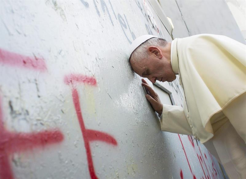 Francisco ofrece el Vaticano a palestinos e israelíes para orar por la paz