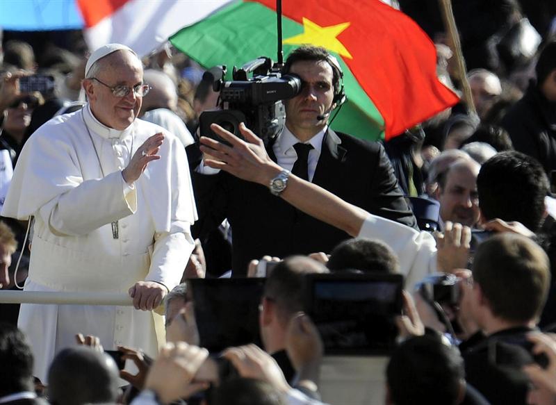 Francisco dice que el poder del papa es el servicio a los pobres