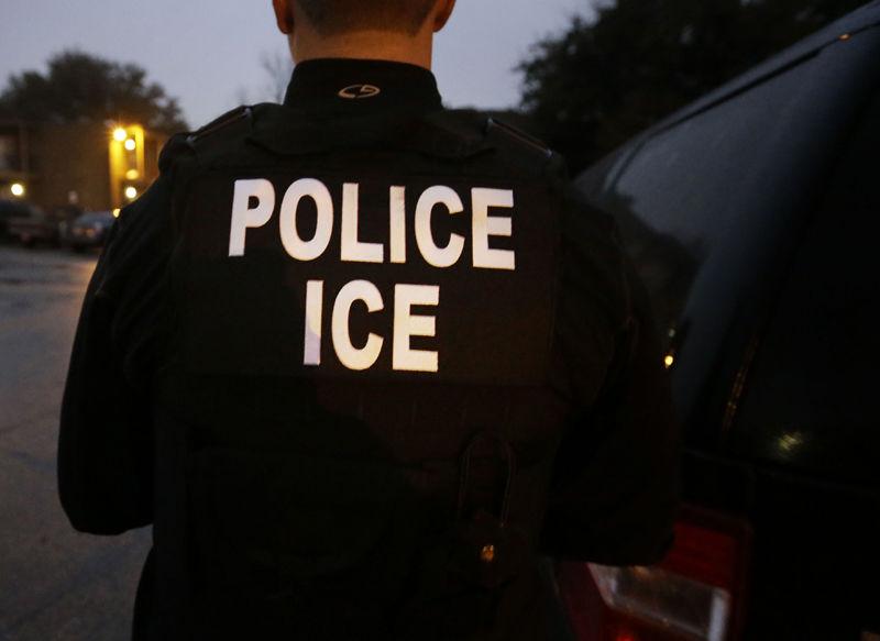 Agentes de inmigración arrestan a 160 personas en Texas