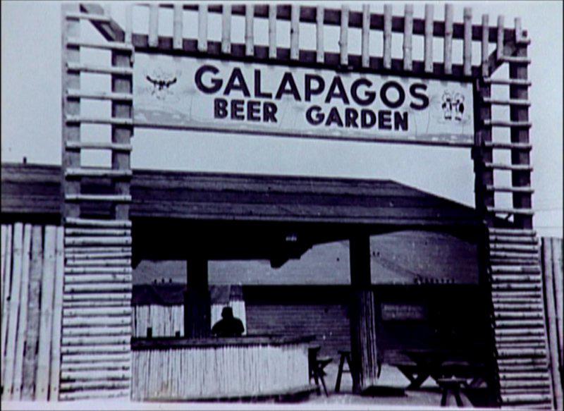 Imagen del bar instalado por militares estadounidenses en la Base The Rock en Baltra, Galápagos.