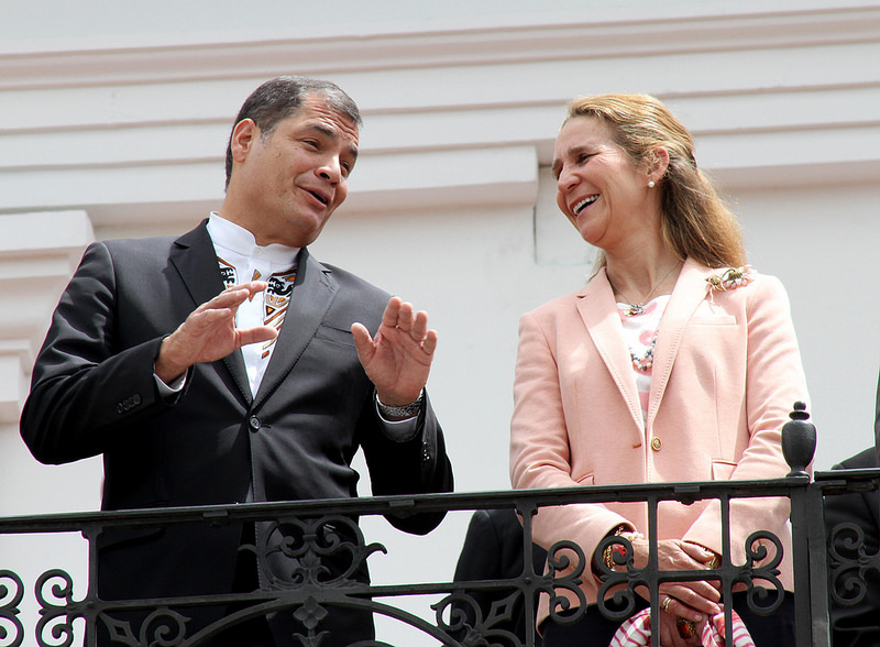Correa desea &quot;mucha suerte&quot; al rey Juan Carlos y al príncipe