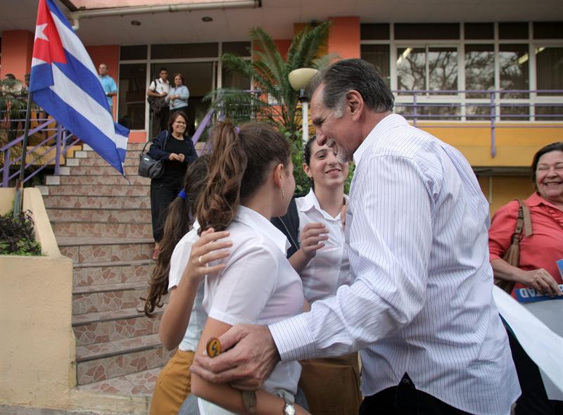 Cubanos reciben con júbilo anuncio de restablecimiento de relaciones con EE.UU.