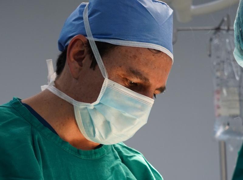 Los pacientes del Dr. Salgado acceden a tratamientos con estándares internacionales.
