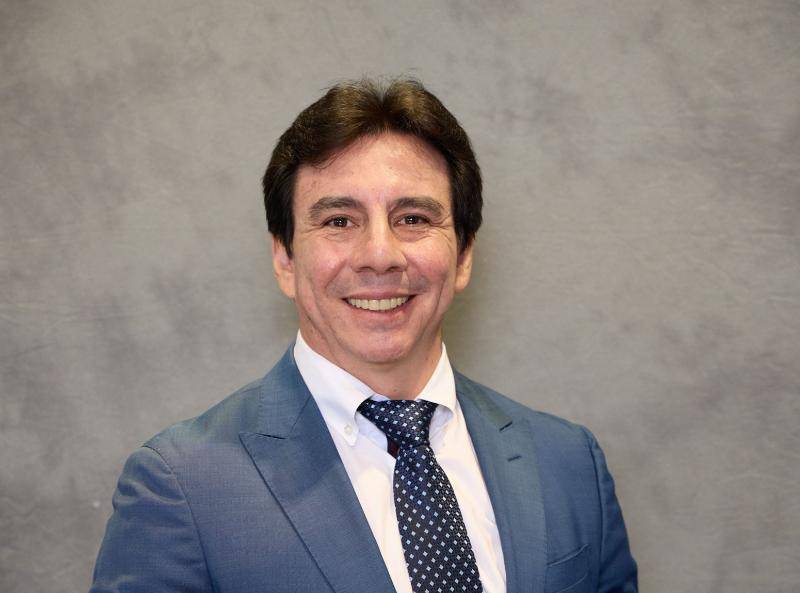 El Dr. Napoleón Salgado, reconocido por las sociedades médicas más prestigiosas del mundo.