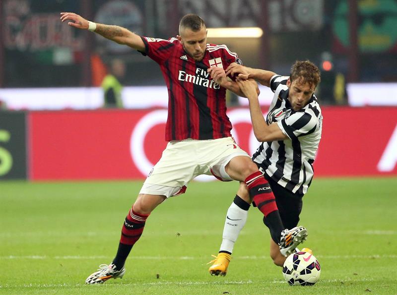 Juventus doblega al Milan con gol de Tevez y alcanza el liderato