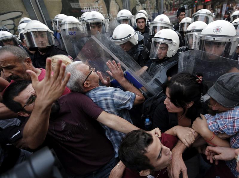 La policía turca usa gases lacrimógenos contra protestas en Estambul y Ankara
