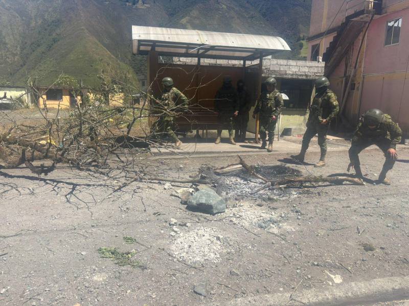 Militares despejan las vías de la Sierra.
