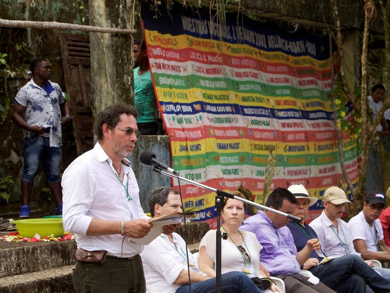 Víctimas conmovidas por petición de perdón de FARC por masacre en Colombia