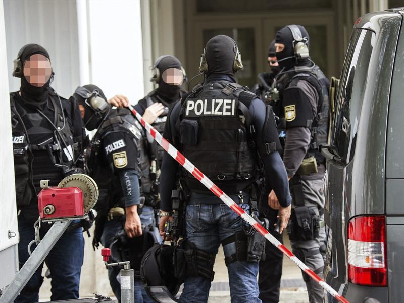 Liberan a rehenes tras secuestro que interrumpió acto de Merkel en Alemania