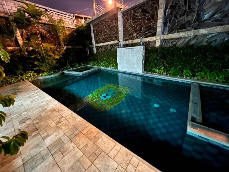 La casa conocida como la fortaleza, de alias Fito, tiene una amplia piscina.