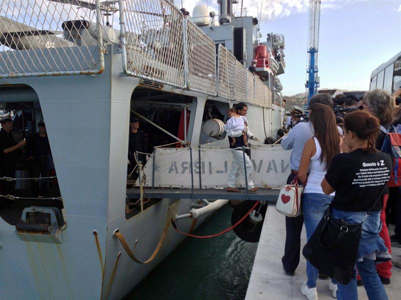 Una nueva barcaza con 137 inmigrantes a bordo llega a Lampedusa