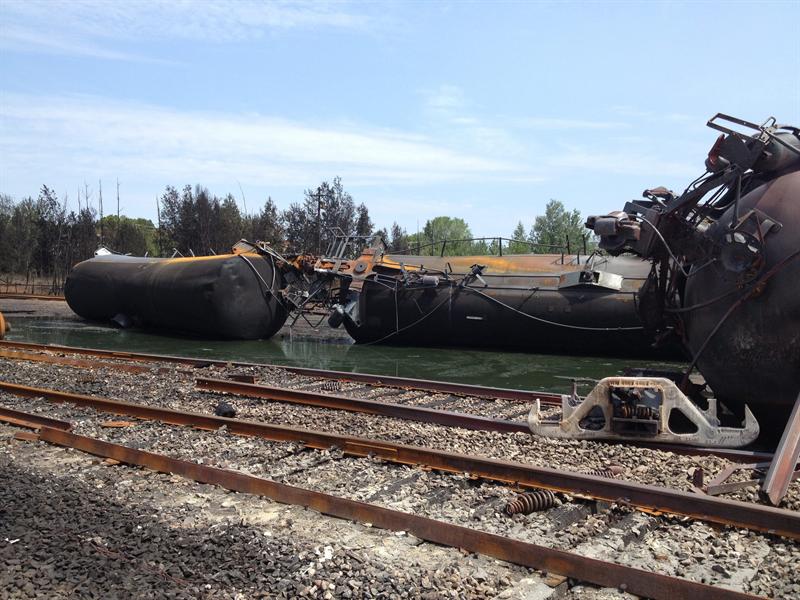 Sube a trece el número de muertos en accidente de tren en Canadá