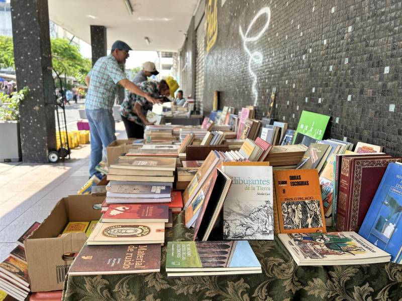 Emprendedores ofrecen libros en la Ruta Centro, para fomentar la lectura.