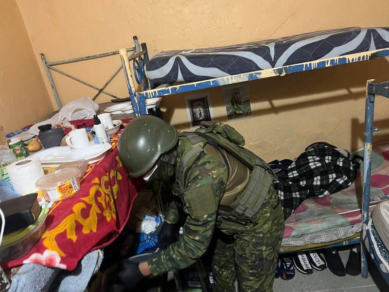 Un militar revisa una celda para encontrar objetos prohibidos.