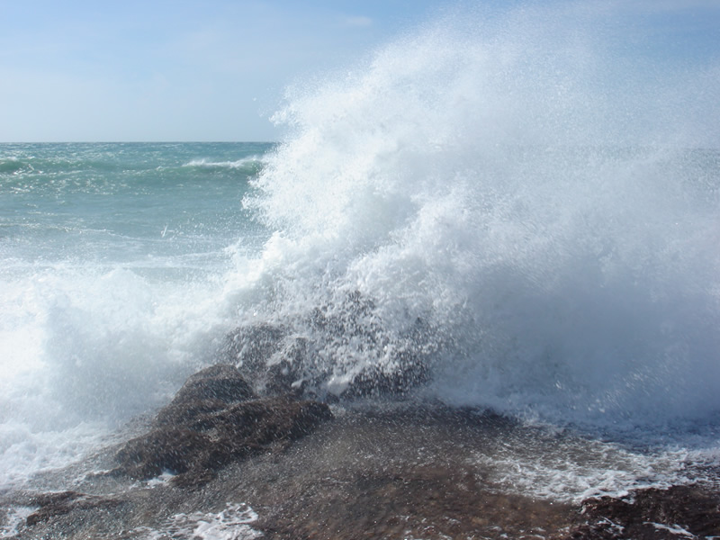 El Inocar prevé olas de hasta 2.5 metros durante el fin de semana