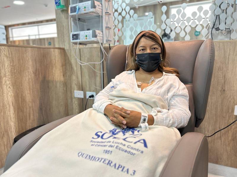 Cinthia Reyes tiene 4 hijos y lucha contra el cáncer desde hace siete meses. Sus hijos la contagian de energía para continuar.