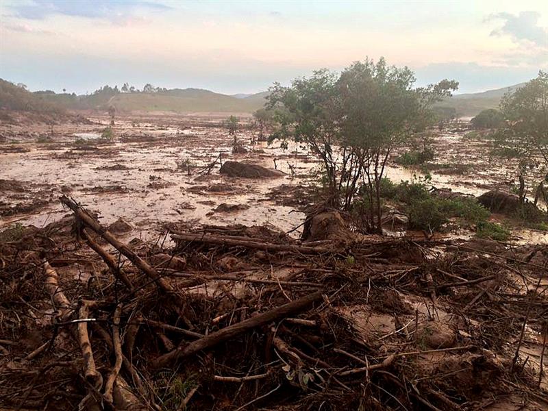 Depósito de residuos mineros colapsa y deja al menos ocho muertos en Brasil