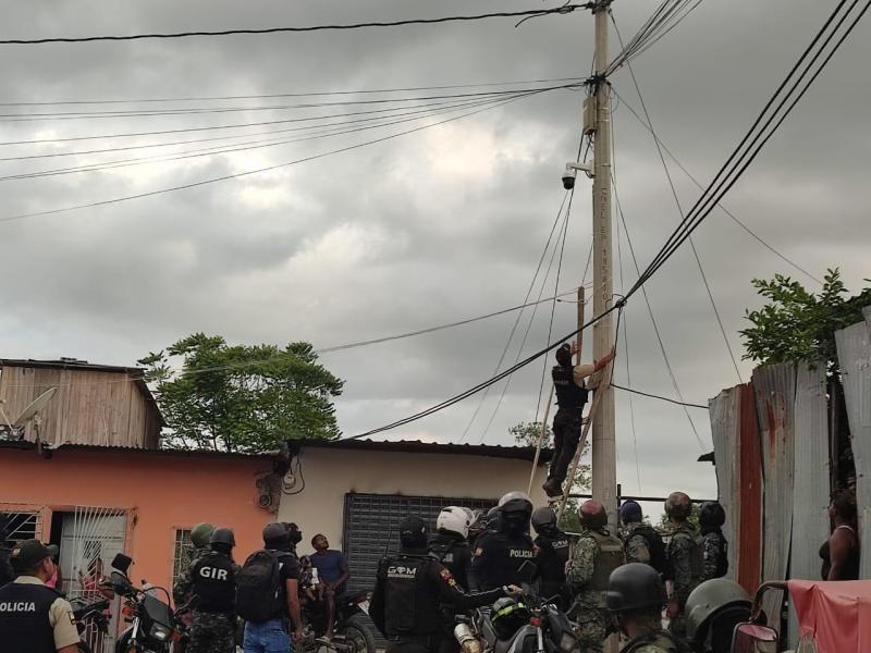 La Policía retiró una cámara puesta en un poste en el Guasmo, sur de Guayaquil.
