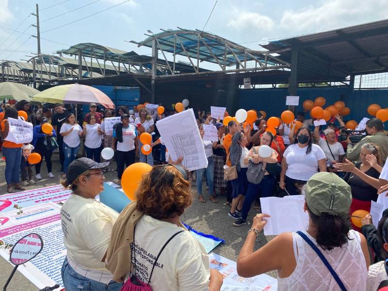 Protesta de los familiares en los exteriores de la prisión para reclamar atención médica y mejoras en la alimentación.