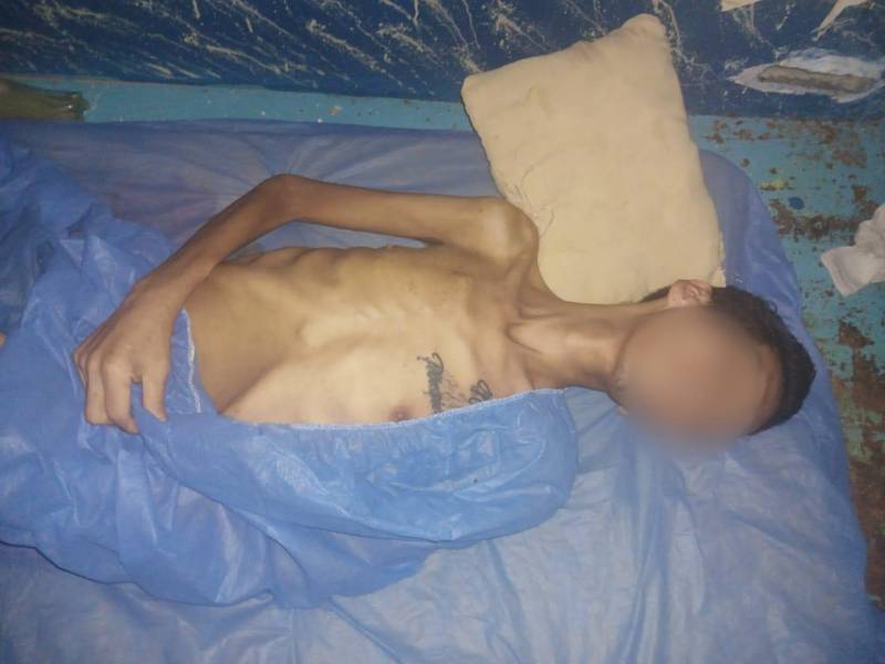 Así permanecen los reos del pabellón 5 de la Penitenciaría del Litoral. El familiar de este reo solicitó atención médica, pero dijo que pese a insistir, no lo trasladaron a una casa de salud.