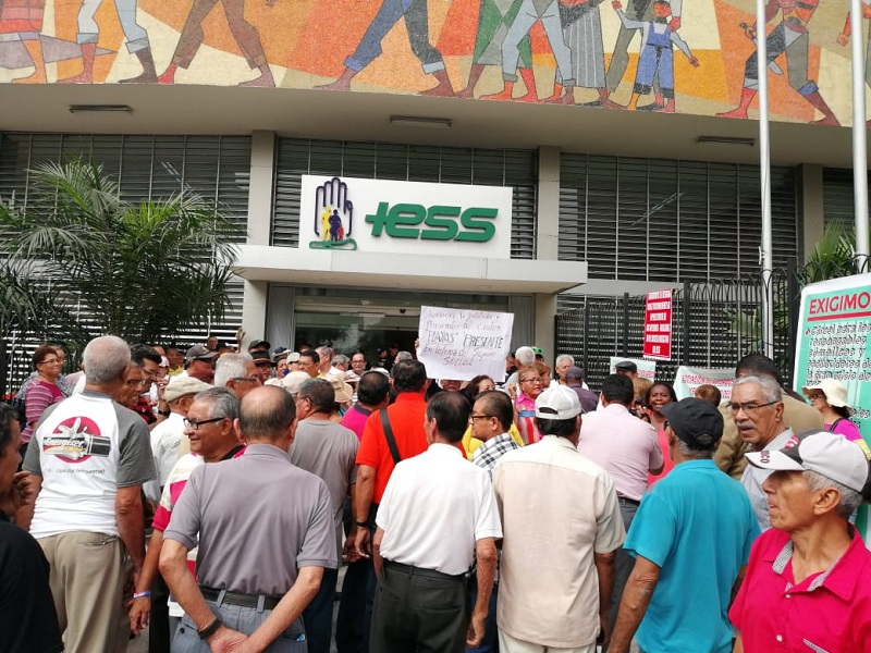 Revelan supuesto mal uso de recursos de pensionistas del IESS