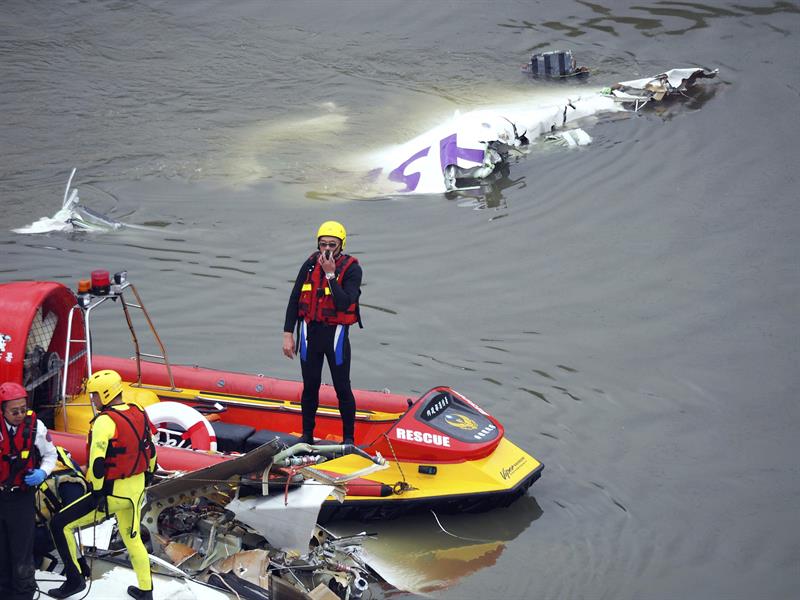 Aumentan a 31 los muertos en el accidente aéreo en Taiwán