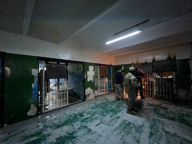 Personal de las Fuerzas Armadas tapa puertas, coloca rejas y hace reparaciones en los pabellones de la Penitenciaría del Litoral.