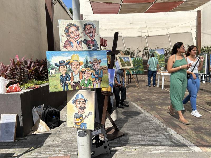 Decenas de ciudadanos acuden en familia o amigos, a las actividades en la Ruta Centro, en Guayaquil.