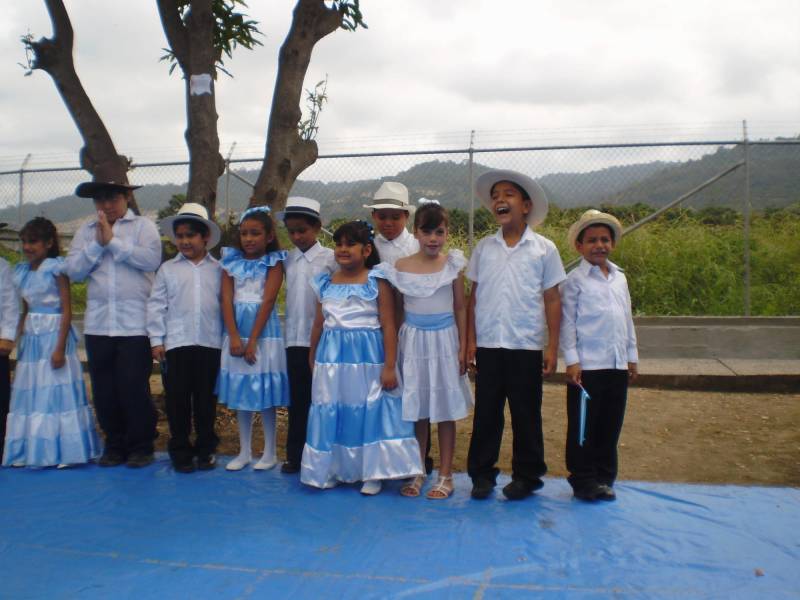 Niños vestidos con trajes típicos por las fiestas julianas en Guayaquil.