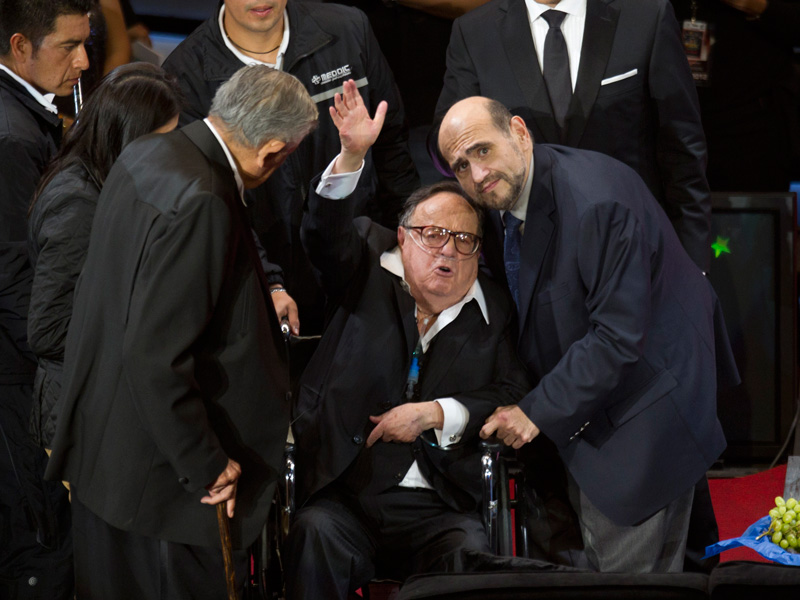 Chespirito admite que ya no puede caminar ni oír bien