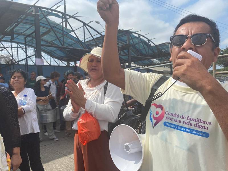 Protesta de los familiares en los exteriores de la prisión para reclamar atención médica y mejoras en la alimentación.
