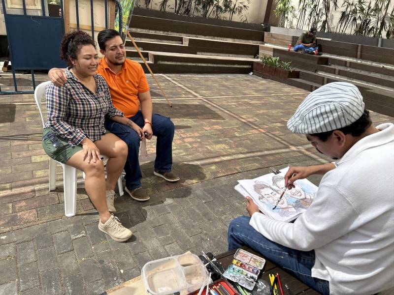 Artistas ofrecen retratos o caricaturas a las personas que visitan la Ruta Centro en Guayaquil.