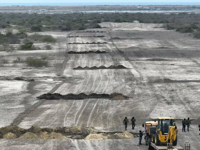 En la comuna Tugaduaja, la FAE inhabilitó una pista clandestina de 1 200 metros de largo.