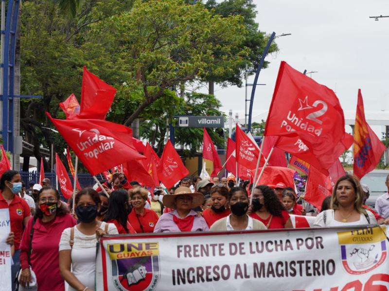 Manifestantes del gremio de profesores en Guayaquil abogaron por mejores condiciones para su sector.