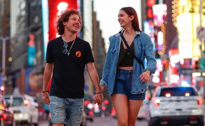 Luisito Comunica y su novia en una sesión de fotos.