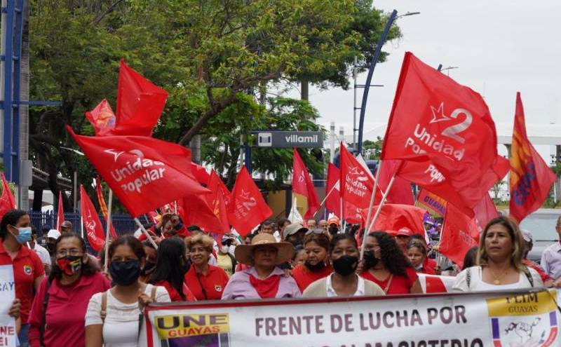 Manifestantes del gremio de profesores en Guayaquil abogaron por mejores condiciones para su sector.