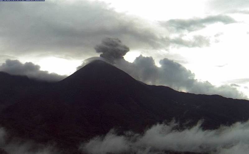 Volcán Reventador mantiene una actividad eruptiva alta