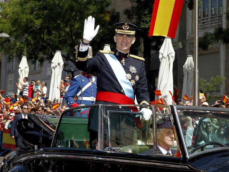 Los nuevos reyes de España recorrieron las calles de Madrid
