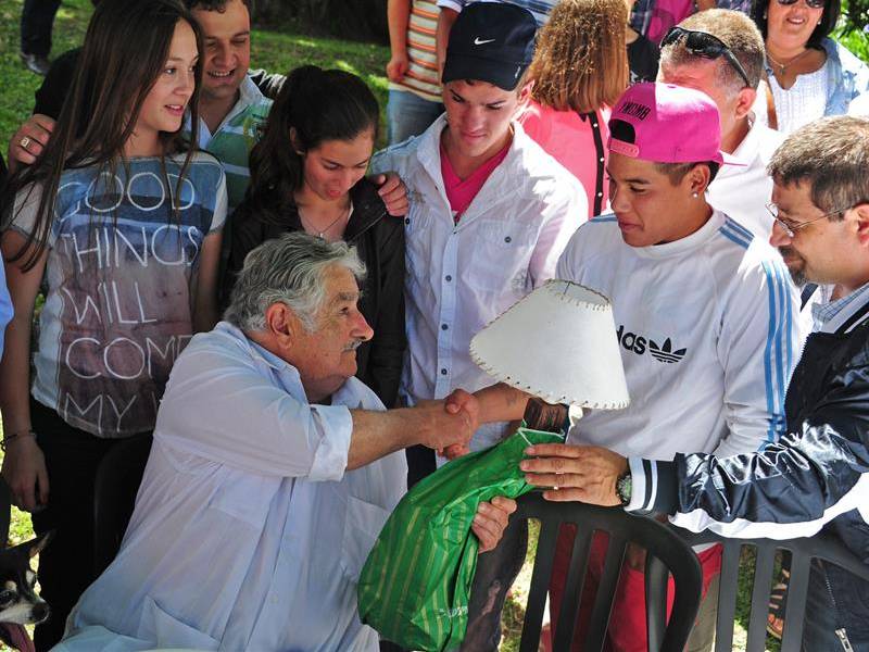 Mujica celebra Navidad con niños, ancianos y enfermos mentales