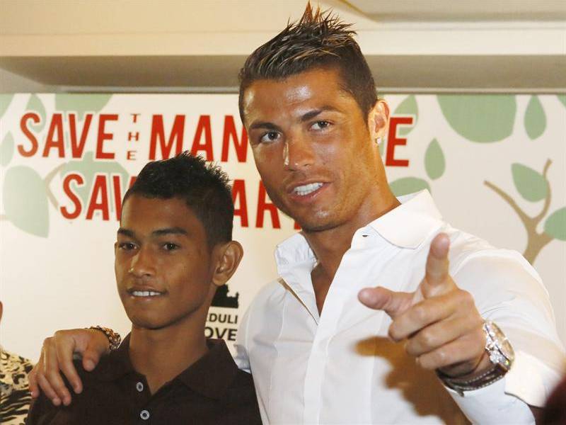 Cristiano Ronaldo arropa a jóvenes deportistas en Singapur