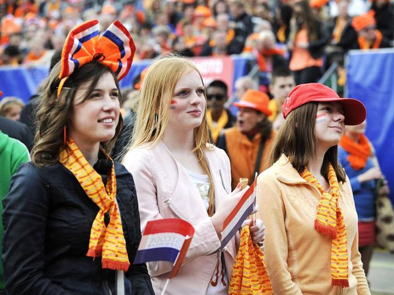 Holanda festeja en la calle a sus nuevos reyes