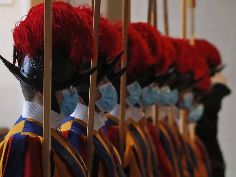 Tres guardias suizos dejan el Vaticano por no vacunarse