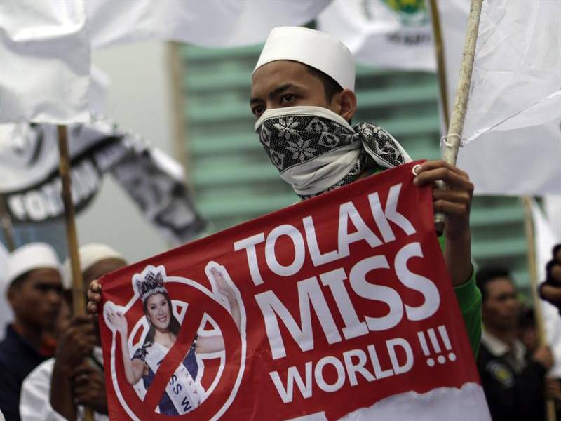 Musulmanes protestan contra celebración de Miss Mundo en Indonesia