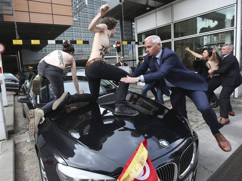 Activistas de Femen asaltan el coche del primer ministro tunecino en Bruselas