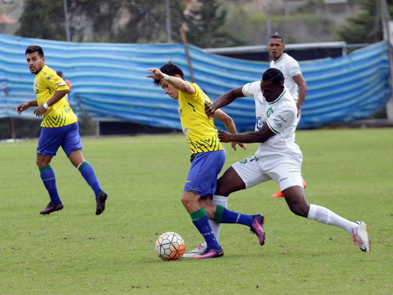 Jugador de Gualaceo se desmaya en partido ante Fuerza Amarilla