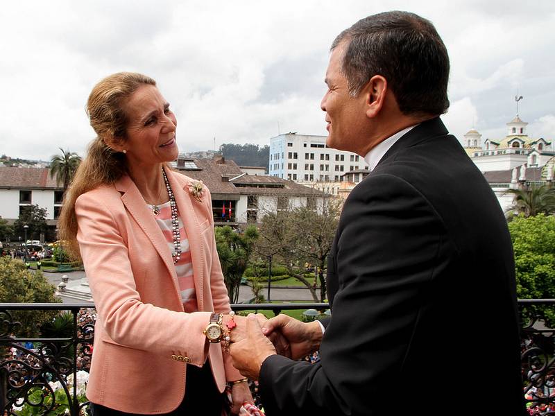 Correa desea &quot;mucha suerte&quot; al rey Juan Carlos y al príncipe