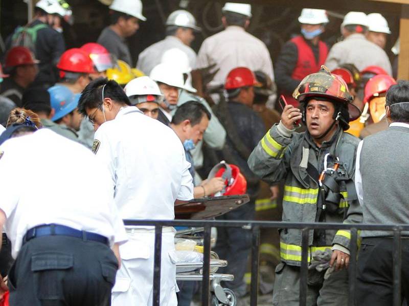 Confirman 15 muertos y unos 100 heridos por explosión en sede de Pemex