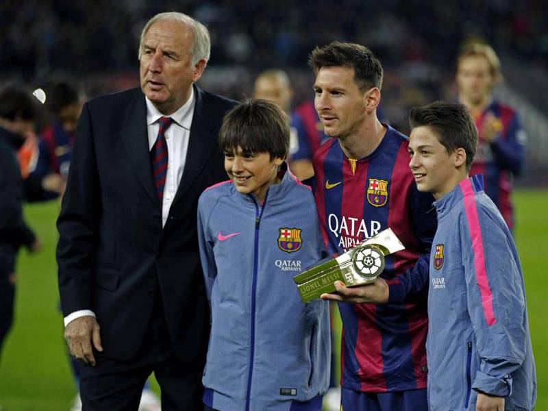 Messi recibe el trofeo de máximo goleador de la historia de la Liga