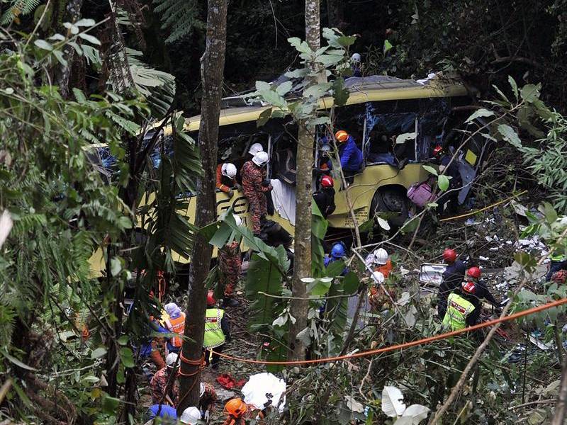 37 Muertos y 16 heridos al despeñarse un autocar con turistas en Malasia